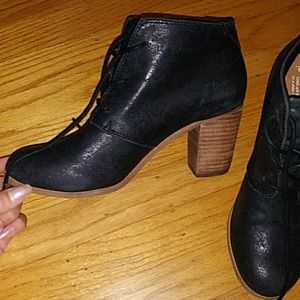 Tom's metallic grey boots